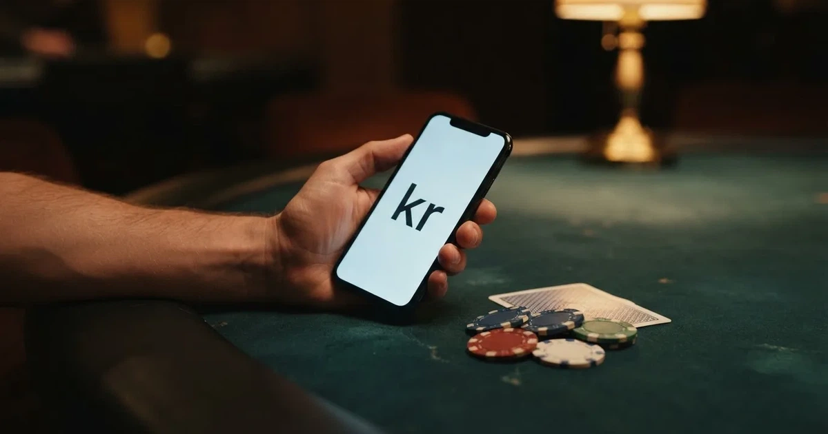 En hand håller ett betalkort nära en kortterminal för en kontaktlös betalning, fotograferat i närbild med varm belysning.